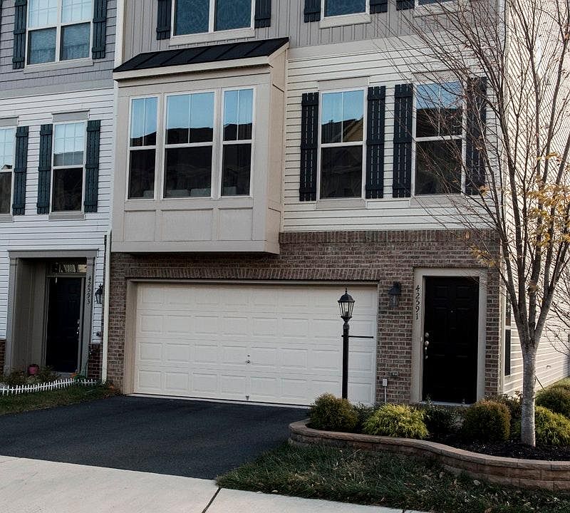 1st image of 42591 Chisholm Dr