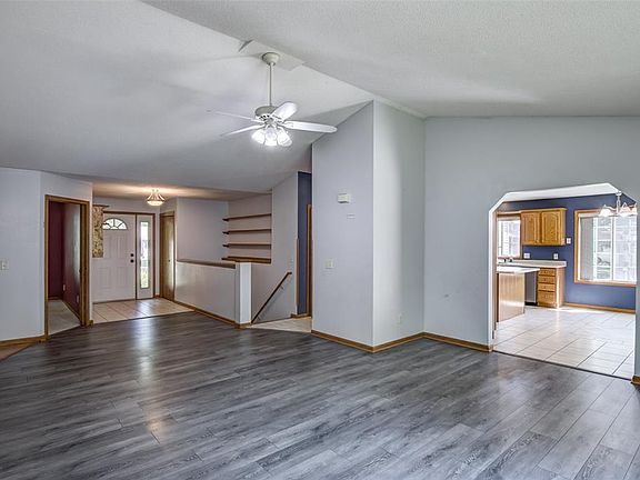 4th image of 2728 Pineview Road