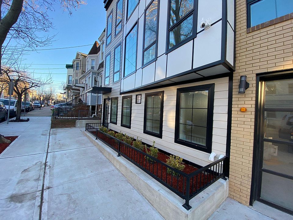 1st image of 125 Lake St #203