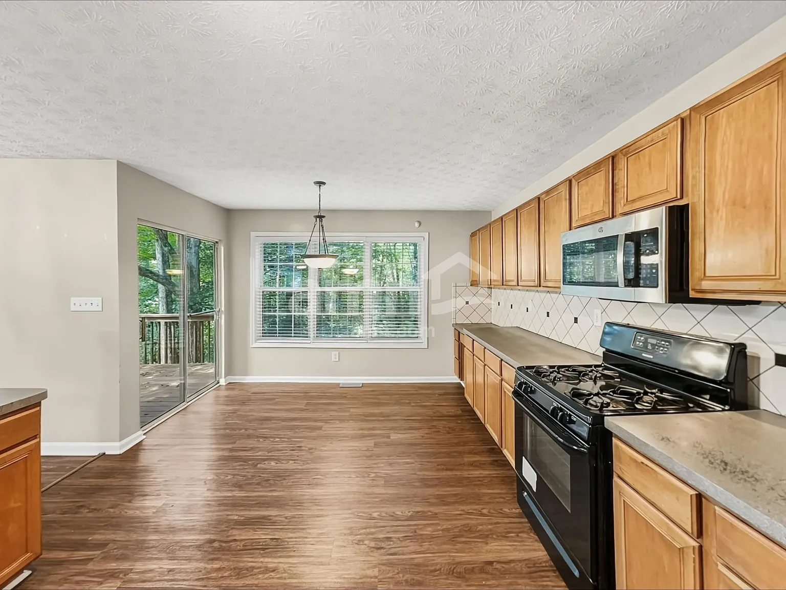 4 bed, 2.5 bath, 1911 sqft, $2,515 — Photo 4