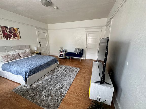 3rd image of 1717 N Mariposa Ave #4