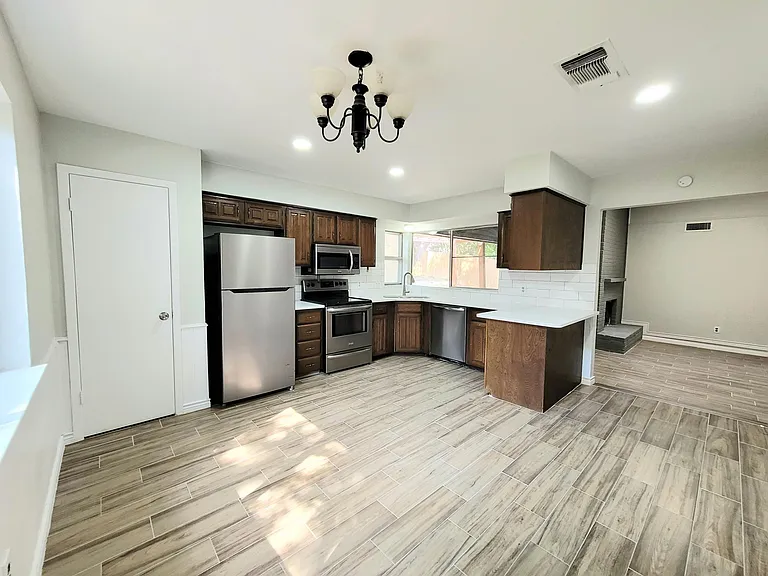 701 Salem Dr — Photo 2