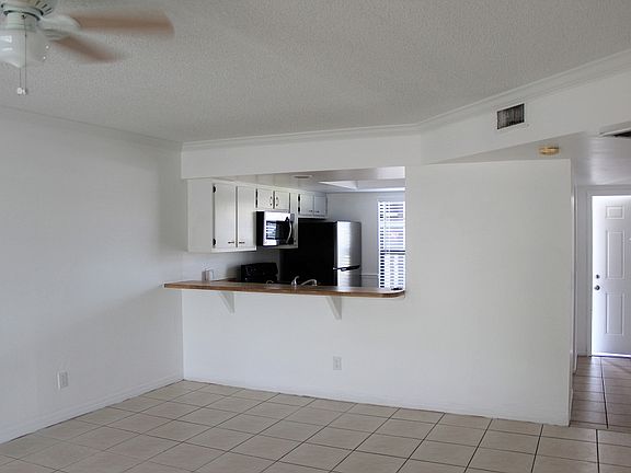 3rd image of 4708 SW 8th Pl APT 101