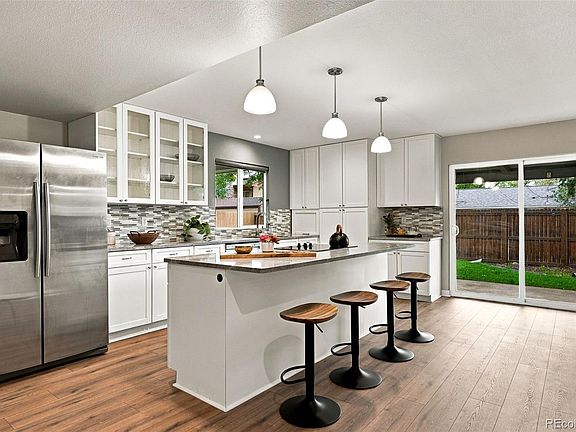 5th image of 975 Roxwood Lane #1
