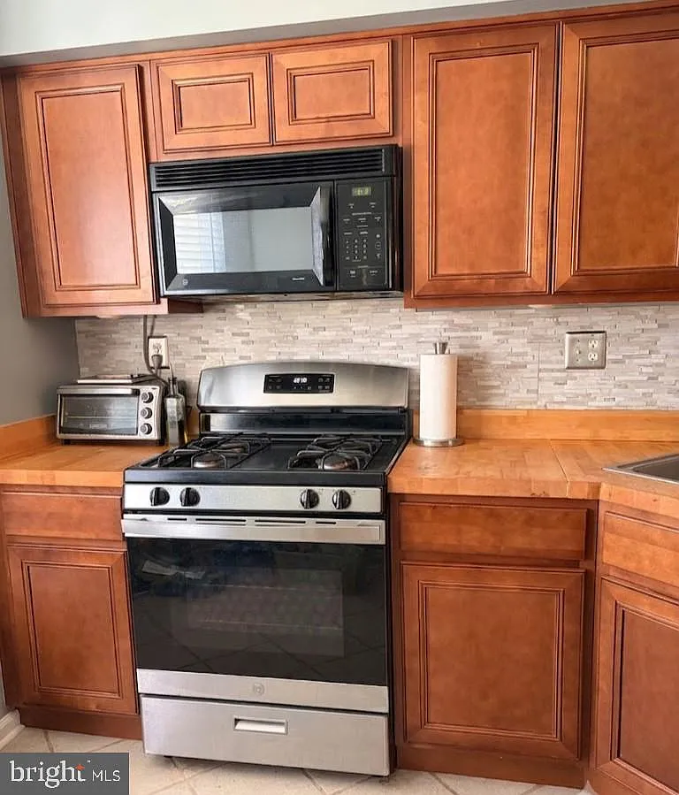 2 bed, 1064 sqft, $2,100 — Photo 2