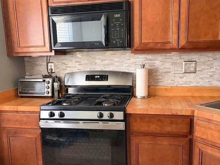 1015 Hopkins Ct — Photo 2