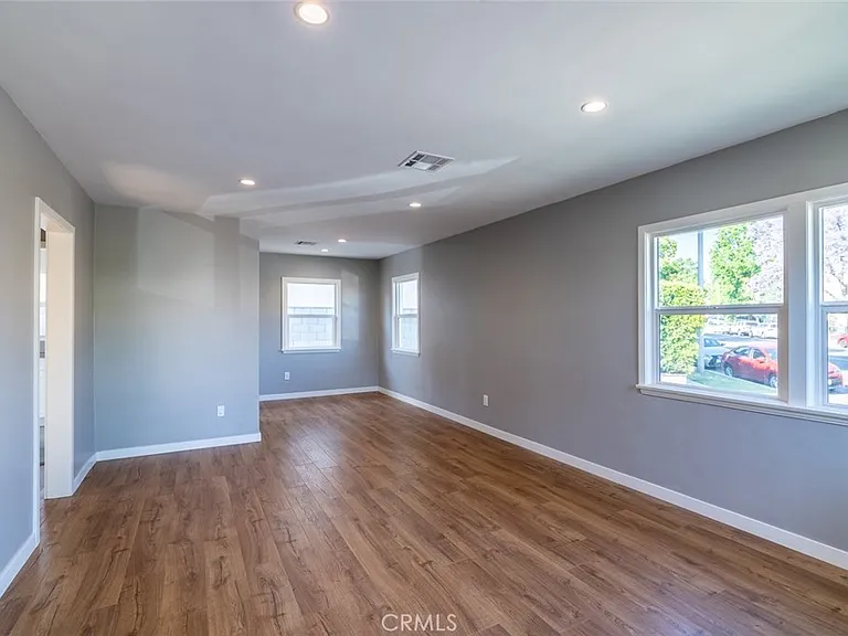 305 N Chevy Chase Dr — Photo 2