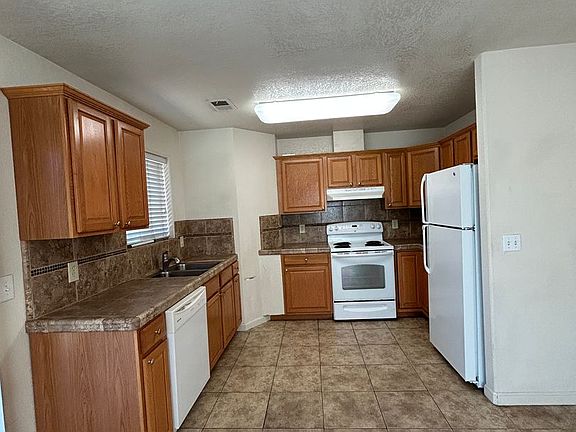 3rd image of 1072 1/2 Monterey St