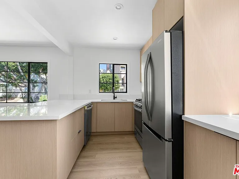 8730 Holloway Dr — Photo 11