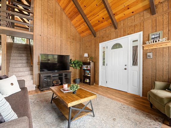 4th image of 1884 Pine Cone Dr