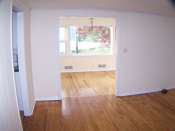 5th image of 316 Lakeshore Dr E