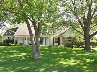 3338 W Riviera Ct, Mequon, WI 53092