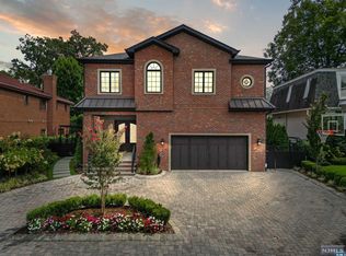 1086 Dearborn Rd, Fort Lee, NJ 07024