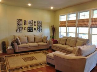 2 E Raphael Ln, Farmingdale, NJ 07727