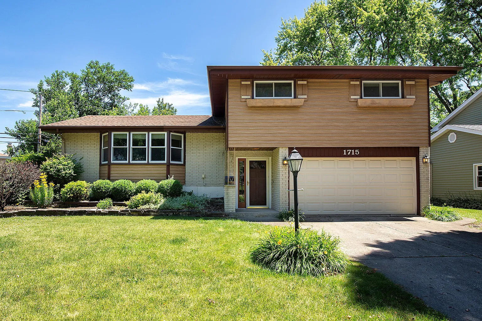 1715 Executive Ln photo 1