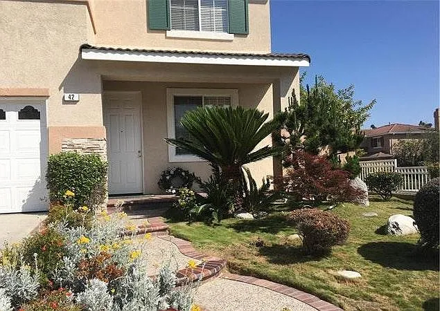 5 bed, 2287 sqft, $5,700 — Photo 2