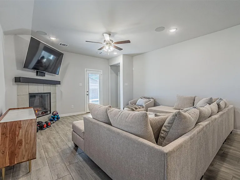 579 Ruthye Ln — Photo 17