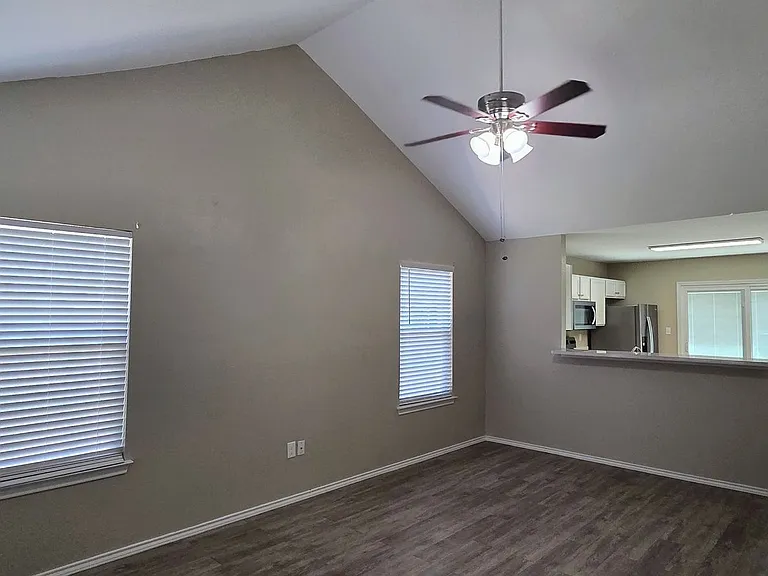 523 Clearfield Dr — Photo 4