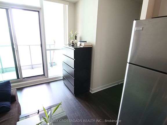 5th image of 33 Bay St #1805
