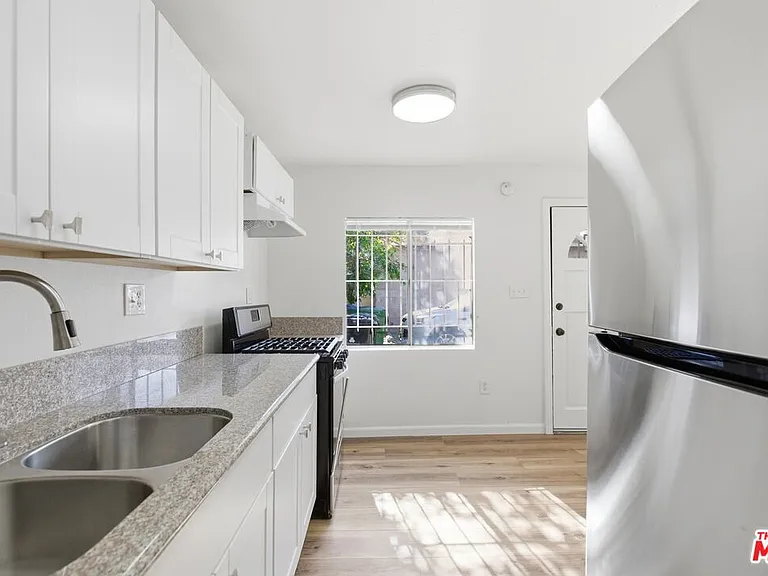 2542 Thurman Ave — Photo 5