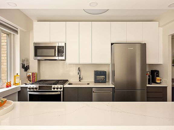 3rd image of 333 W 57th St APT 3H