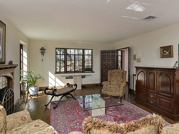 3rd image of 18 Tioga Ln