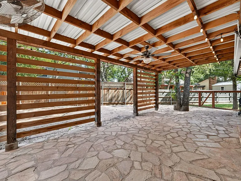 1804 Stagecoach Trl — Photo 22