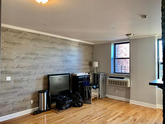 Apt 5H 2 bedroom. Living room