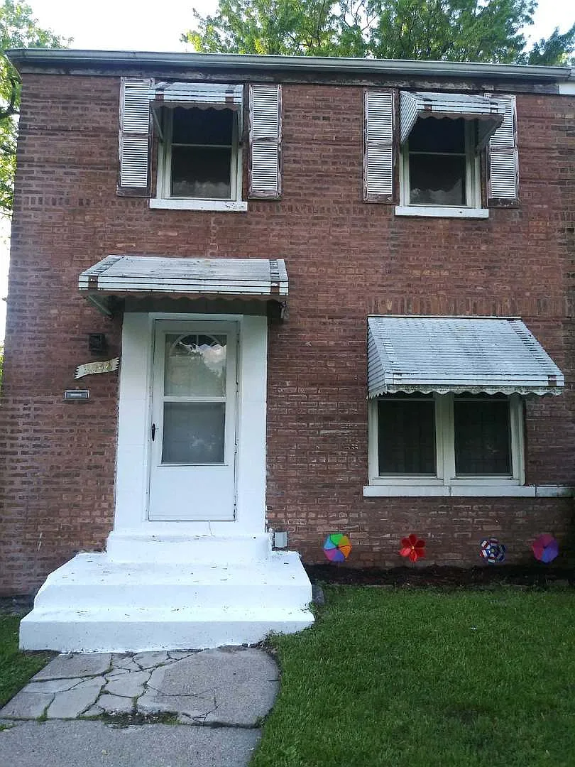 2046 E 99th St photo 1