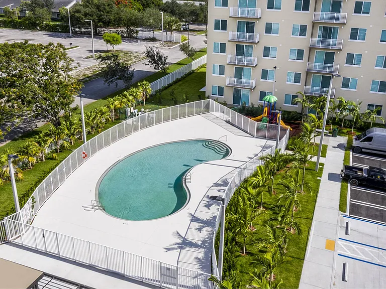 Village at Coral Reef — Photo 18