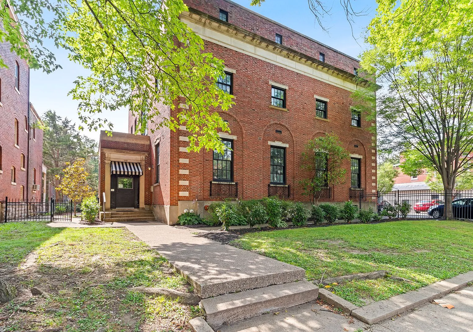Updated 2 bedroom in Old Louisville! — Photo 3