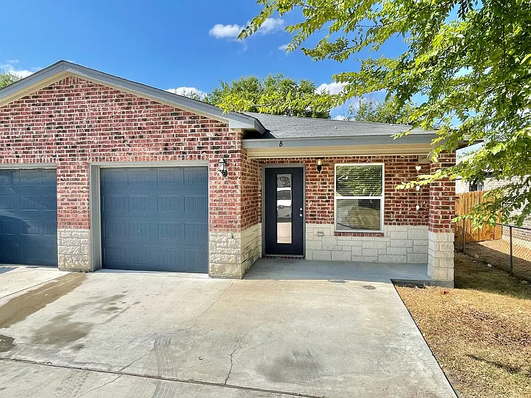 928 Maplewood St — Photo 1