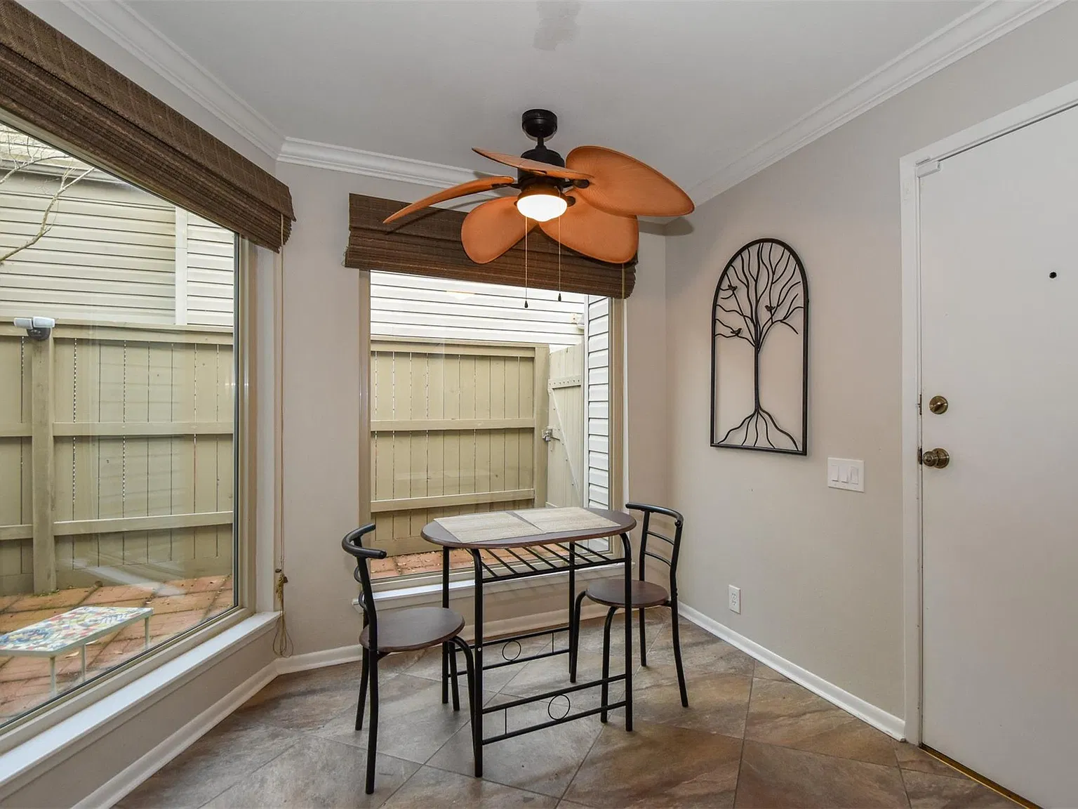 2 bed, 2.5 bath, 1941 sqft, $2,400 — Photo 3