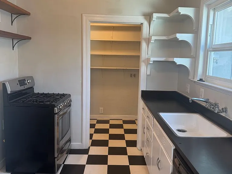 2572 Russell St — Photo 6