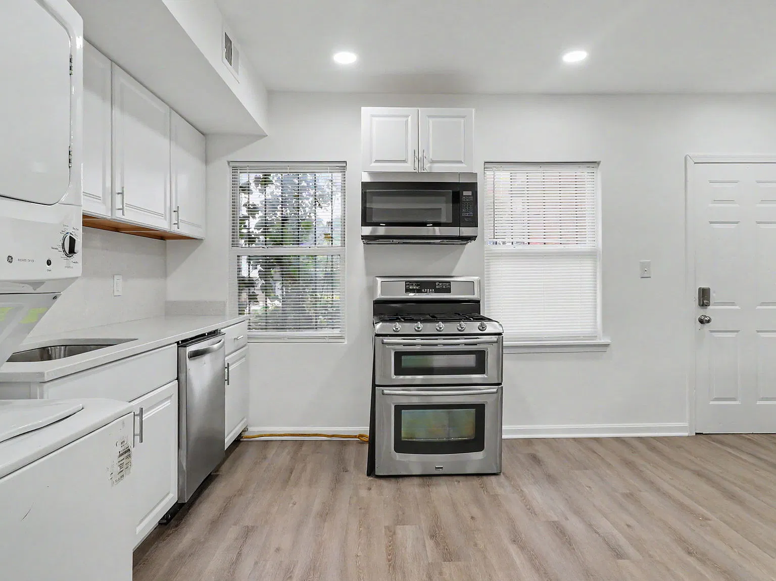 4 bed, 3.5 bath, 1800 sqft, $4,950 — Photo 4