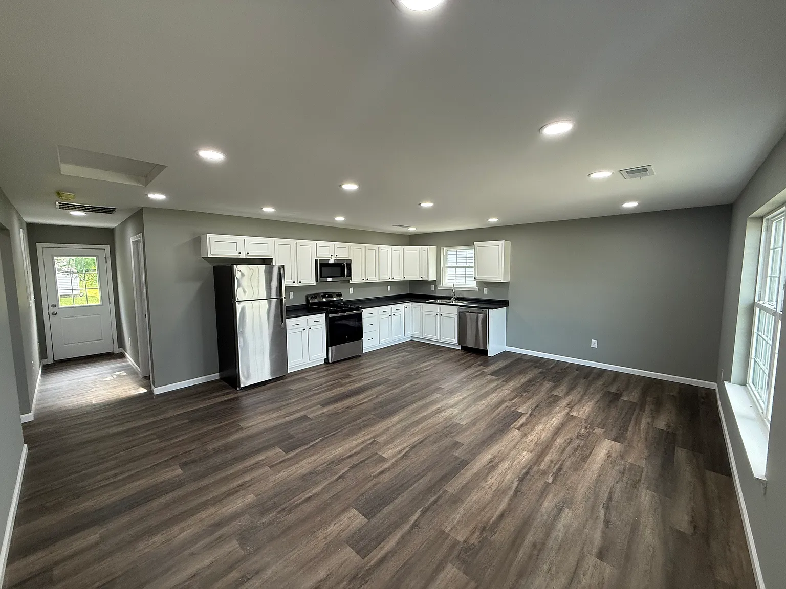 3 bed, 986 sqft, $1,700 — Photo 2