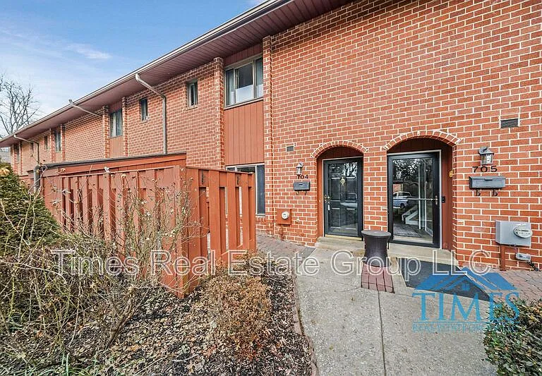 704 Worthington Dr — Photo 2