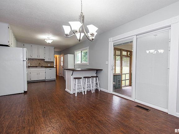 5th image of 912 Valley Dr