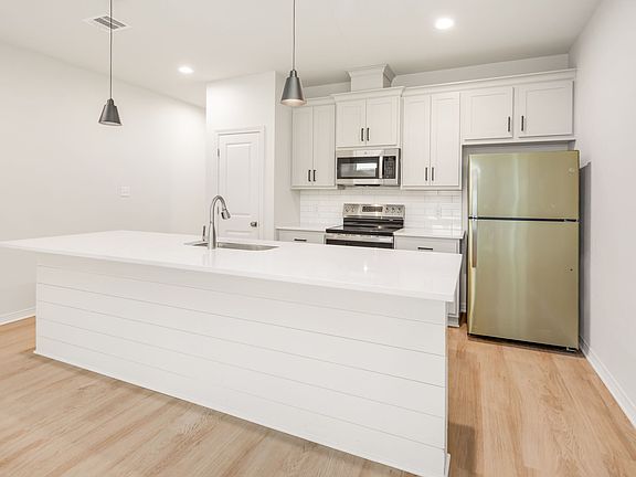 5th image of 2109 Crest St