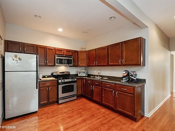 4th image of 2258 W Erie St