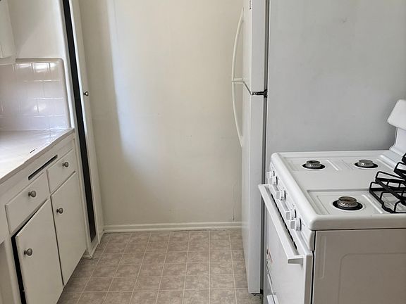3rd image of 1118 S Fairfax Ave #11