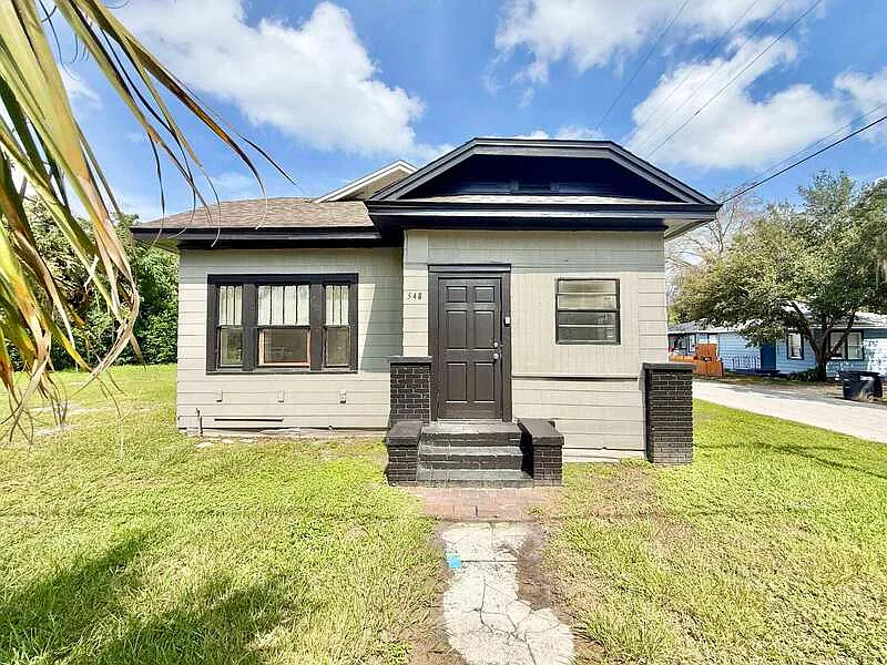 3 bed, 1.0 bath, 1027 sqft, $1,850 — Photo 2