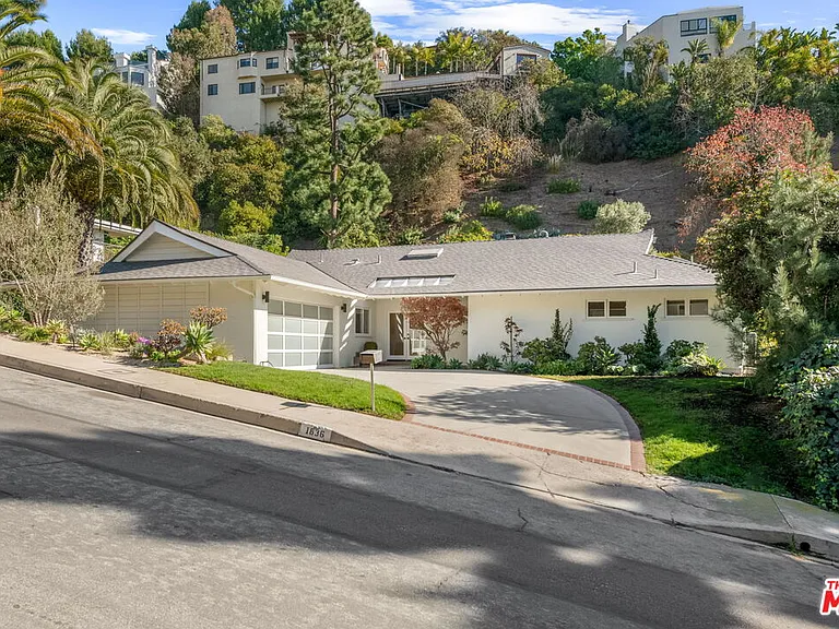 1836 N Doheny Dr — Photo 2