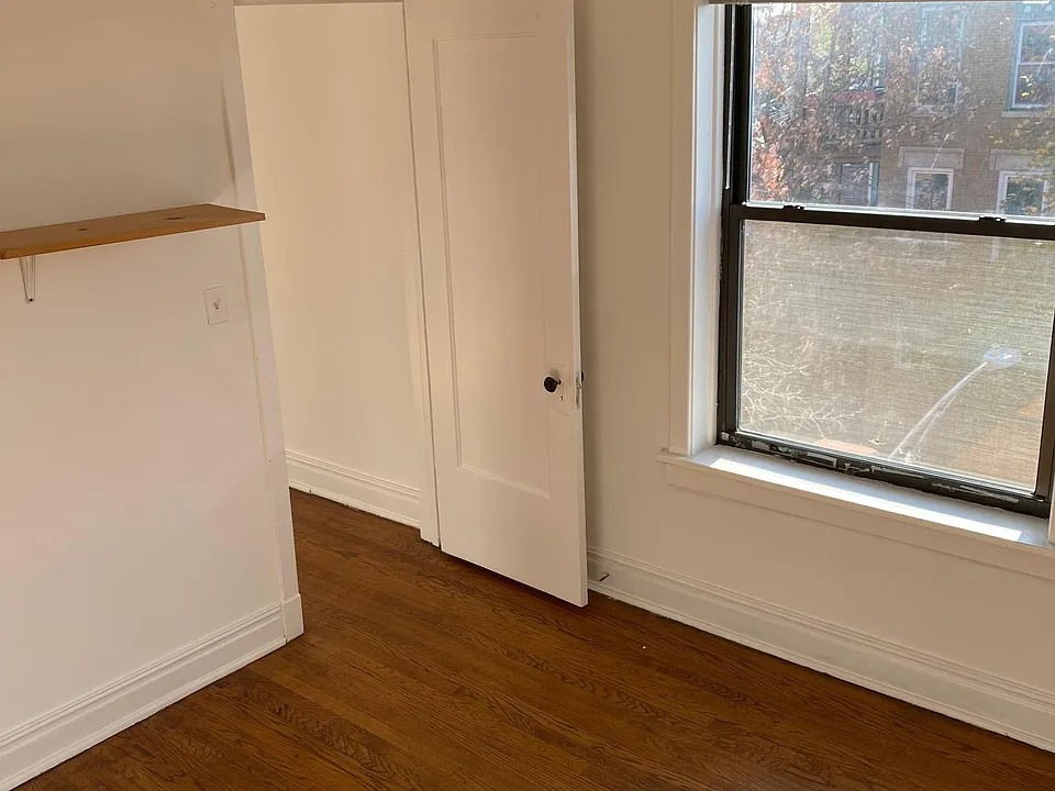 queen sized bedroom