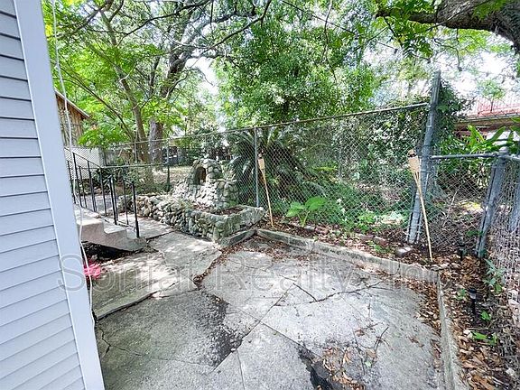 4th image of 941 Picheloup Pl