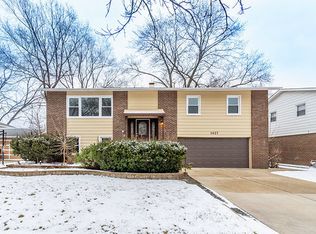 1427 S Fern Dr, Mount Prospect, IL 60056