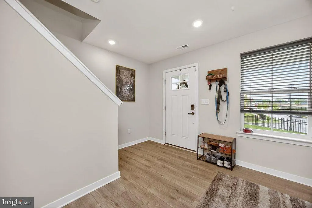 3 bed, 5.0 bath, 2700 sqft, $3,850 — Photo 3