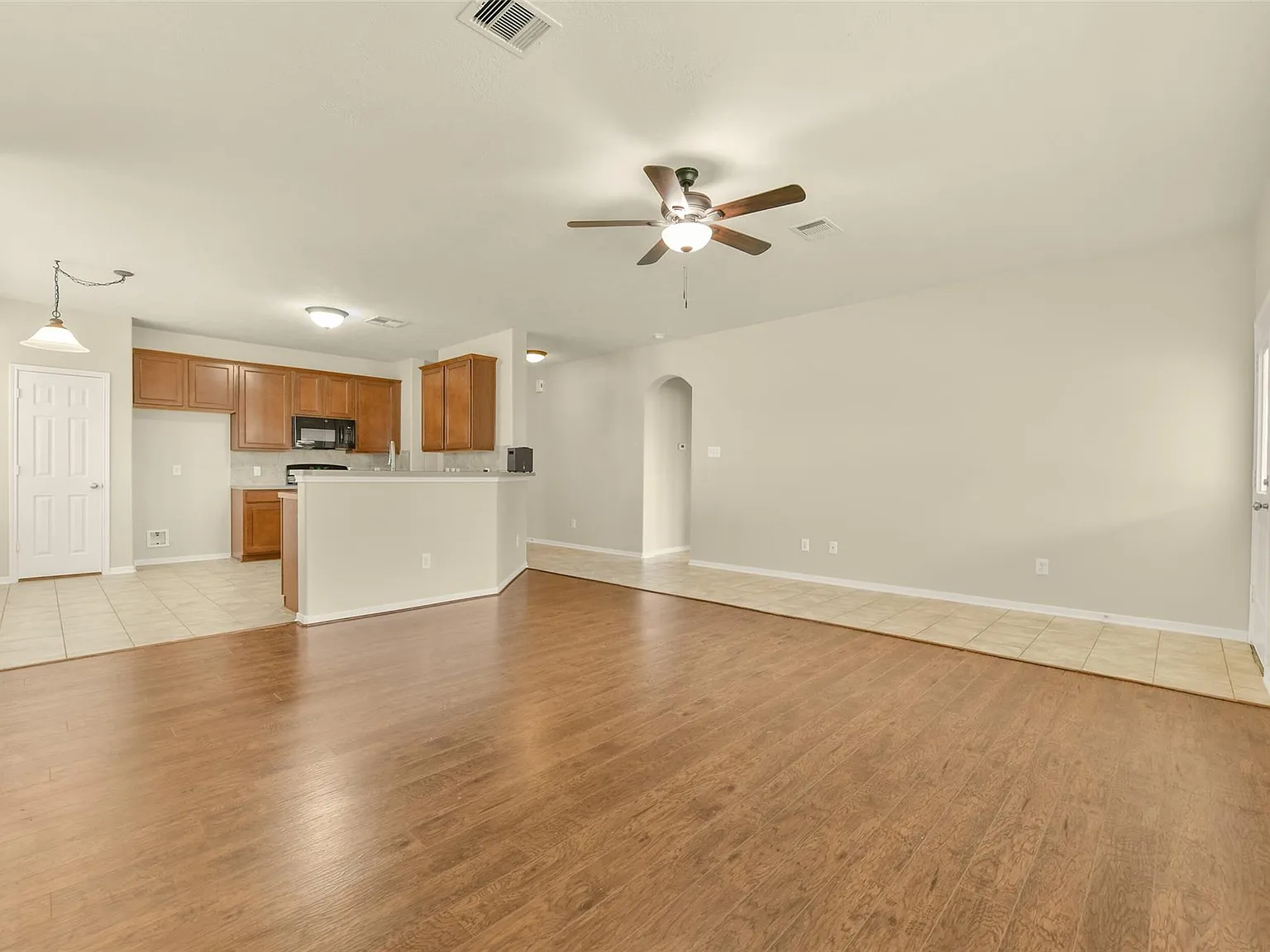 5 bed, 3.5 bath, 3160 sqft, $3,200 — Photo 4