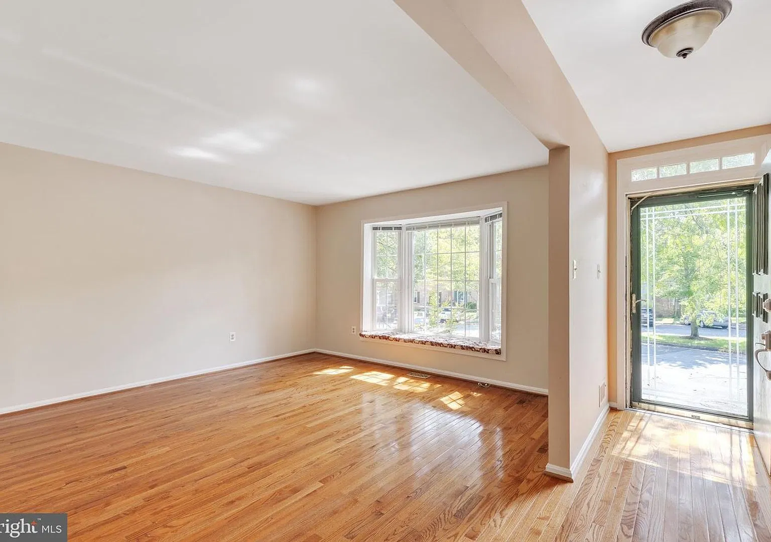 Welcome to an elegant three level townhome in the peaceful Hayfield View community! — Photo 2