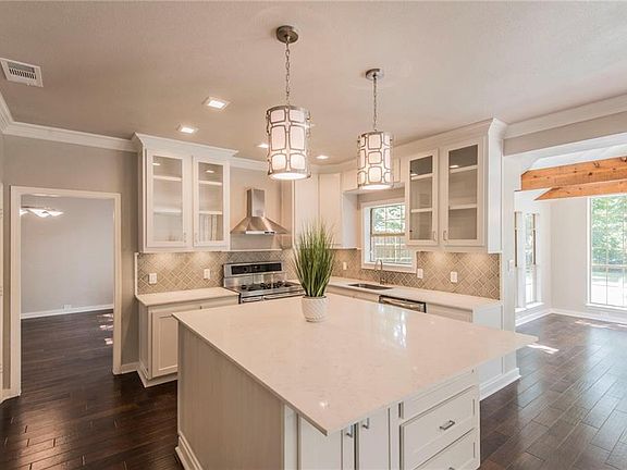 2nd image of 130 Winding Hollow Ln